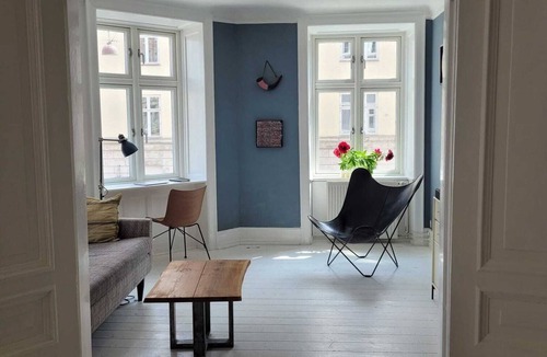 København V Condo | Cozy living room, spacious kitchen apartment, renovated bathroom - central cph.