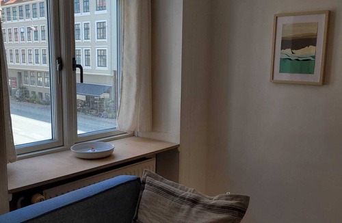København V Condo | Cozy living room, spacious kitchen apartment, renovated bathroom - central cph.