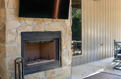 Simms Cabin | Cozy Lodge at Ward Creek Ranch close to interstate and wedding venues.