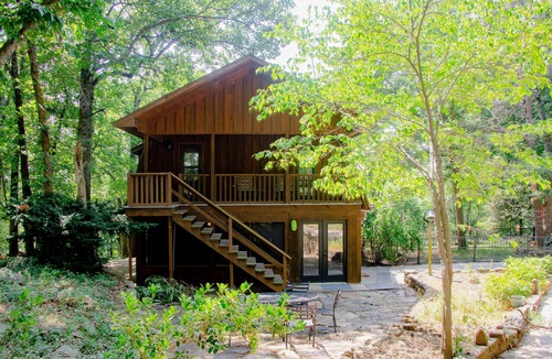 Hulbert House | Cozy Lodge on Fort Gibson Lake. Pet-Friendly!
