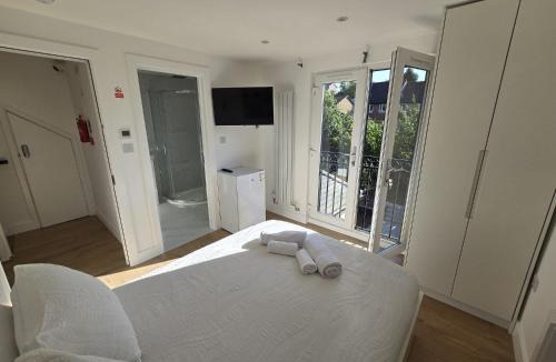 Luton House | Cozy loft double bedroom