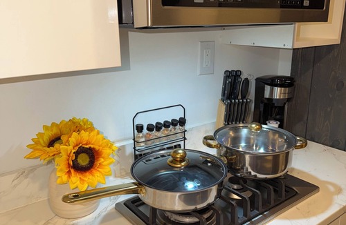 Canoga Park Apartment | Cozy Loft for Solo Stay Workspace at West Hills and private internet modem