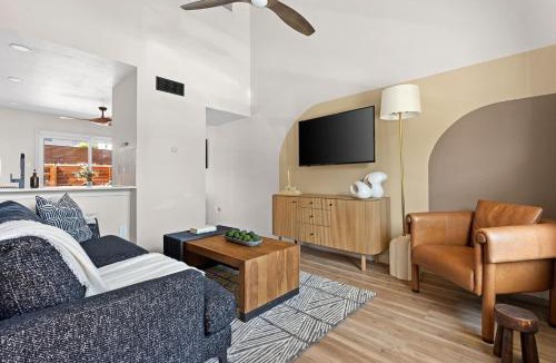 St. Edwards Apartment | Cozy Loft Near SOCO, Downtown! Parking, Dogs OK, WiFi
