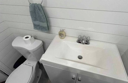 Tyler Park Apartment | Cozy Loft-Style Studio! Sleeps 4