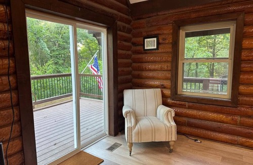 Bellevue Cabin | Cozy log cabin, 25 mins to Broadway