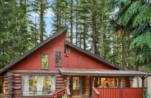 Peaceful Valley Cabin | Cozy Log Cabin between Bellingham, Baker, & Canada