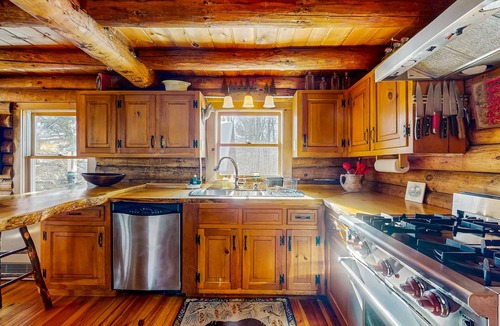 Bethel House | Cozy log cabin close to recreation, dog-friendly, balcony, BBQ, w/d, TVs, kayaks