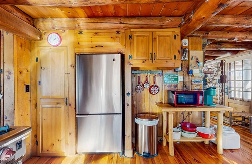 Bethel House | Cozy log cabin close to recreation, dog-friendly, balcony, BBQ, w/d, TVs, kayaks