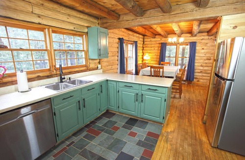 West Halifax Cabin | Cozy Log Cabin - Dog Friendly
