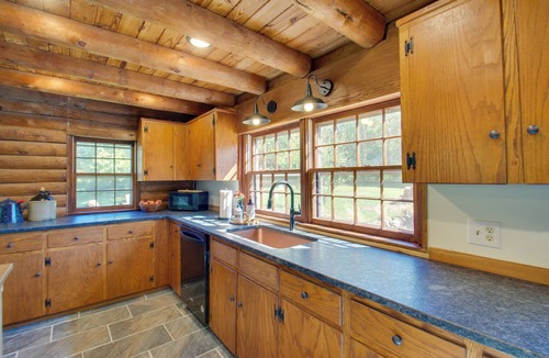 Ruckersville Cottage | Cozy Log Cabin Getaway w/Fire Pit + 3 Acres!
