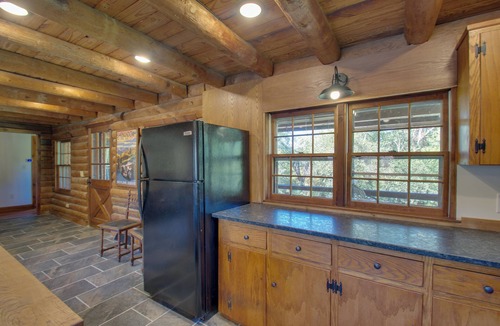 Ruckersville Cottage | Cozy Log Cabin Getaway w/Fire Pit + 3 Acres!
