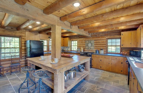 Ruckersville Cottage | Cozy Log Cabin Getaway w/Fire Pit + 3 Acres!