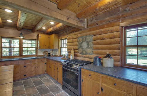 Ruckersville Cottage | Cozy Log Cabin Getaway w/Fire Pit + 3 Acres!