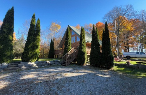 Gannon Village Cabin | Cozy Log Cabin Getaway | 2 Hours from GTA | Peace & Pines