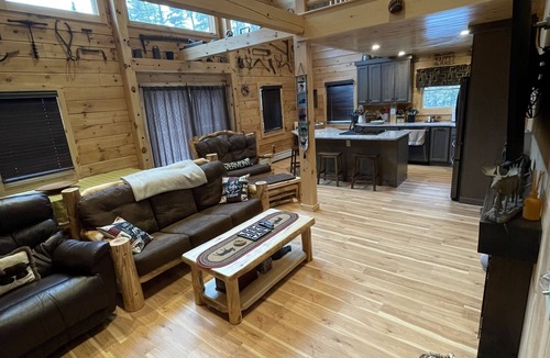 Post Mills Cabin | Cozy Log Cabin Getaway