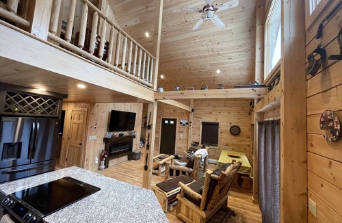 Post Mills Cabin | Cozy Log Cabin Getaway