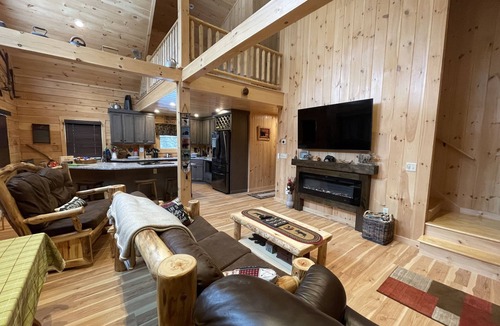 Post Mills Cabin | Cozy Log Cabin Getaway