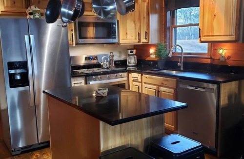 Athens House | Cozy log cabin in Lake Community.