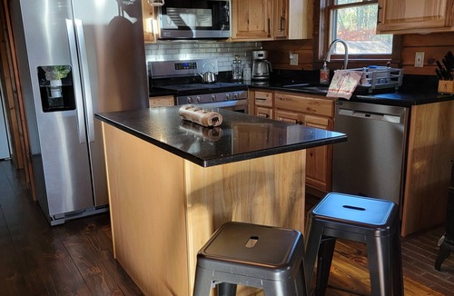 Athens House | Cozy log cabin in Lake Community.