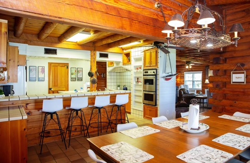 West Livingston House | Cozy Log Cabin - Lakefront 2 Boat Lifts 2 Jet Ski Lift FirePit 1Gig WiFi