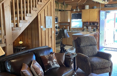 Vesta House | Cozy Log Cabin Near the Parkway