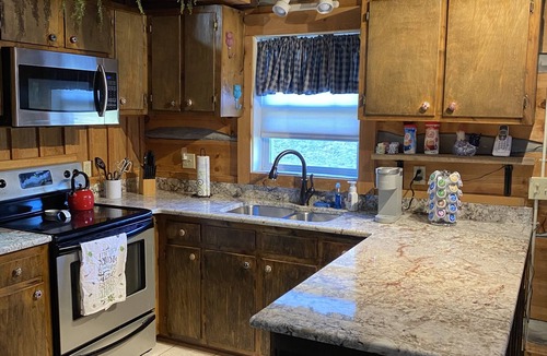 Vesta House | Cozy Log Cabin Near the Parkway