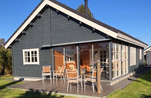 Strøby Ladeplads House | Cozy log cabin near beach and forest