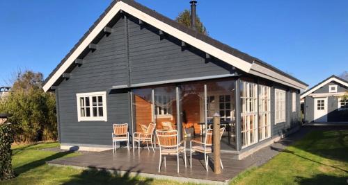 Strøby Ladeplads House | Cozy Log Cabin Near Beach And Forest