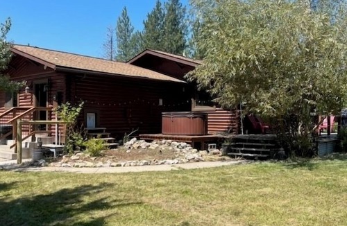 Kicking Horse Cabin | Cozy log cabin on 20 acres