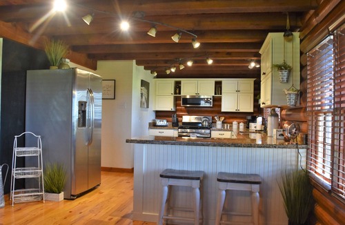 Needville Cabin | Cozy log cabin on 80 acre Homestead.