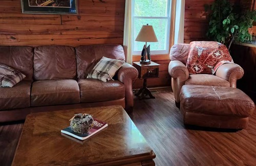 Grand Rivers Cabin | Cozy Log Cabin Retreat