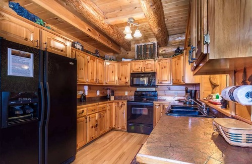 Smoky Mountains Cabin | Cozy Log Cabin Retreat, Sleeps 10・Hot Tub・Firepit