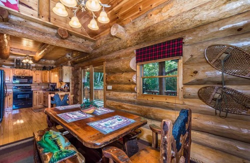 Smoky Mountains Cabin | Cozy Log Cabin Retreat, Sleeps 10・Hot Tub・Firepit