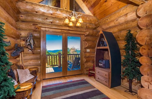 Smoky Mountains Cabin | Cozy Log Cabin Retreat, Sleeps 10・Hot Tub・Firepit
