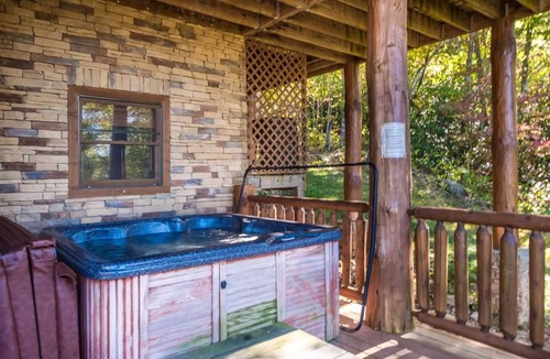Smoky Mountains Cabin | Cozy Log Cabin Retreat, Sleeps 10・Hot Tub・Firepit