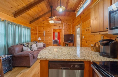 Raleigh Cabin | Cozy Log Cabin Tiny Home Near Raleigh – Perfect for Monthly Stays
