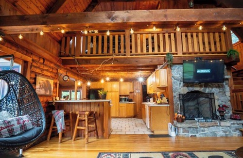 Northfield Cabin | Cozy Log Cabin- W/Fireplace