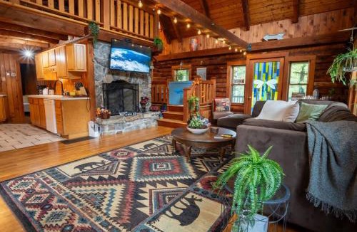 Northfield House | Cozy Log Cabin- W Fireplace