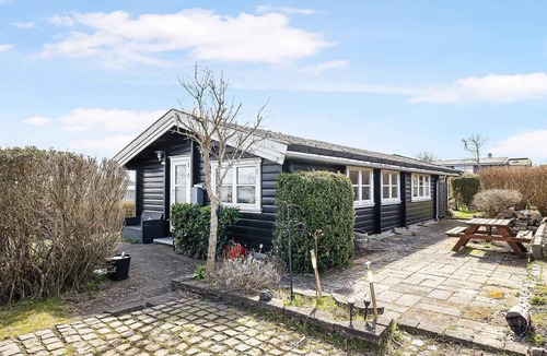 Kirke Saaby House | Cozy log cabin with a view of the water