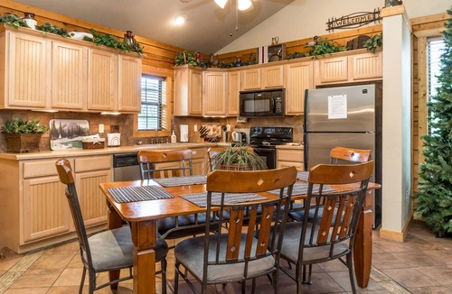 Branson Theater District Cabin | Cozy Log Cabin1 Level - Great for Summer Families - 2 Masters