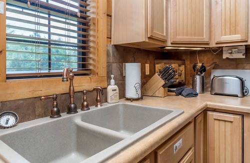 Branson Theater District Cabin | Cozy Log Cabin1 Level - Great for Summer Families - 2 Masters