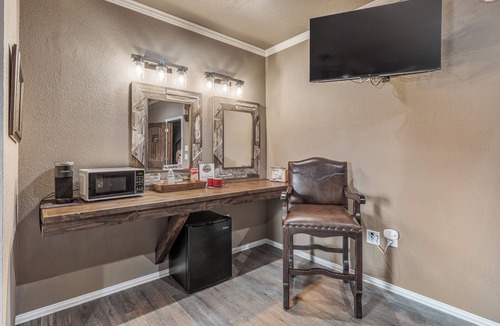 Dennis Cabin | Cozy Longhorn Suite on the River