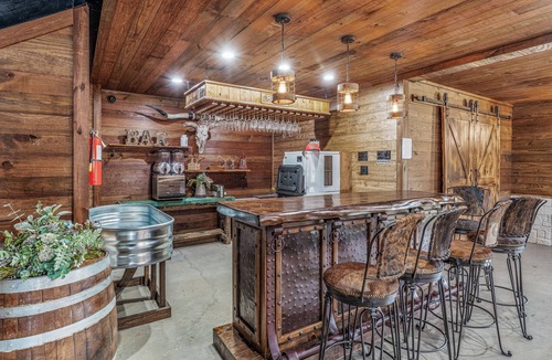 Dennis Cabin | Cozy Longhorn Suite on the River
