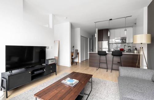 Downtown Chicago Apartment | Cozy Loop 1BR, w/W/D, Gym, nr Chicago Riverwalk by Blueground