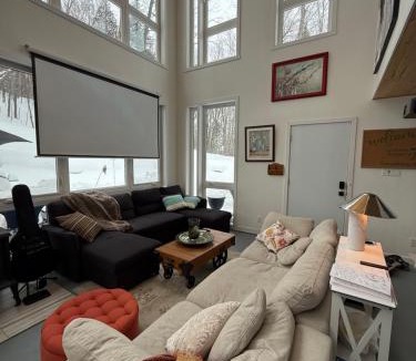 Grenville-sur-la-Rouge Ski Chalet | Cozy, luminous and charming retreat