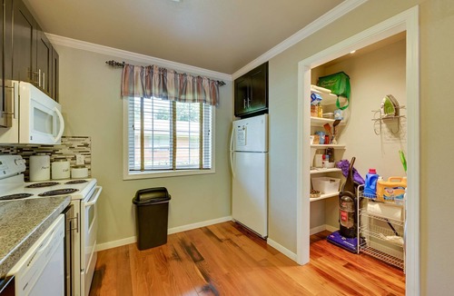 Nacogdoches Apartment | Cozy Luxe 2BR by SFA | Pet-Friendly + Laundry