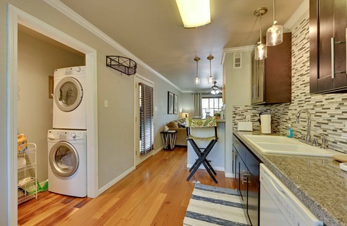Nacogdoches Apartment | Cozy Luxe 2BR by SFA | Pet-Friendly + Laundry
