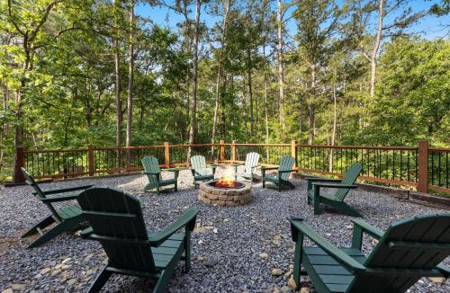 Broken Bow House | Cozy Luxe Cabin Hot Tub plus Firepit