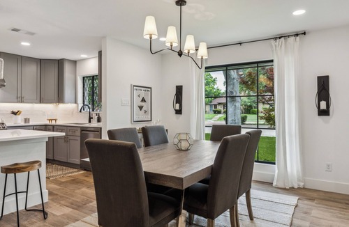Richardson House | Cozy Luxe Home -Next to UTD + Near Downtown Dallas