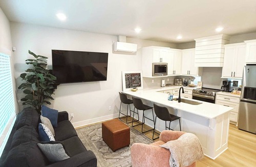 Fayetteville House | Cozy Luxe Stay Walk to any HOGS Stadium